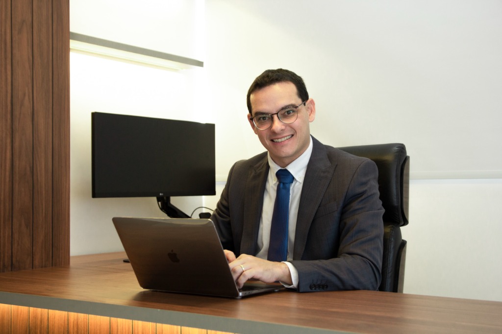 Dr. Matheus Galon Tanaka atendendo no escritório