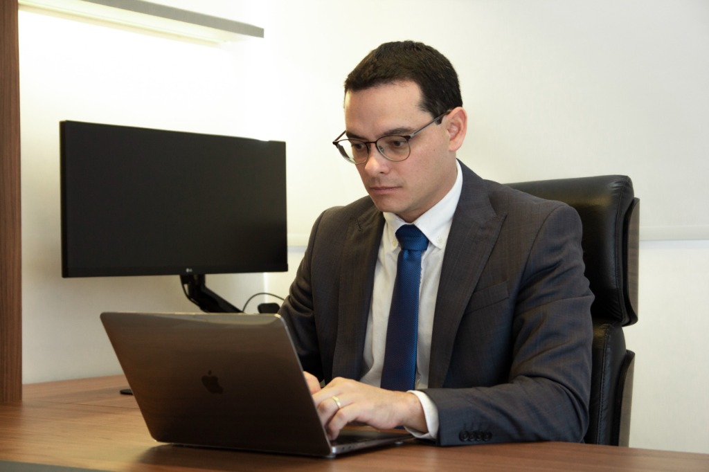 Dr. Matheus Galon Tanaka analisando documentos